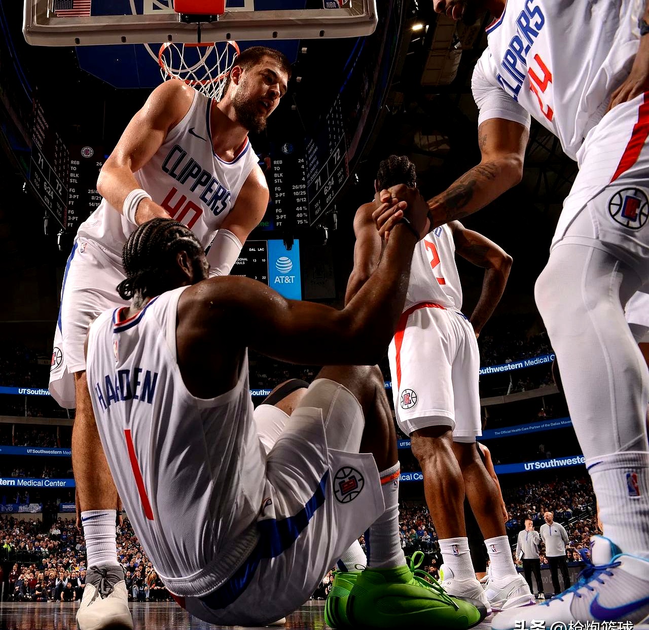 开云-浓眉哥重要时刻战术调整，篮网带队取胜！-开云